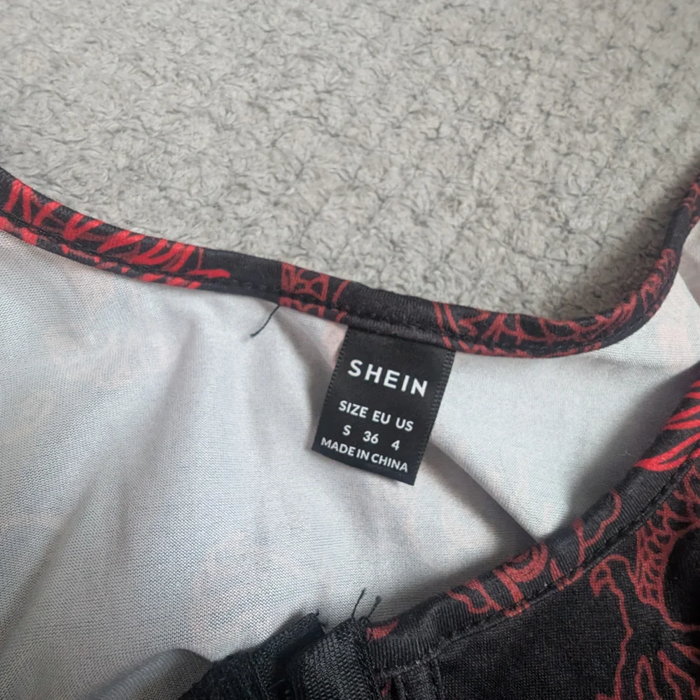 SHEIN Black and Red Dragon Print Bra with Structured Design - Picture 4 of 4